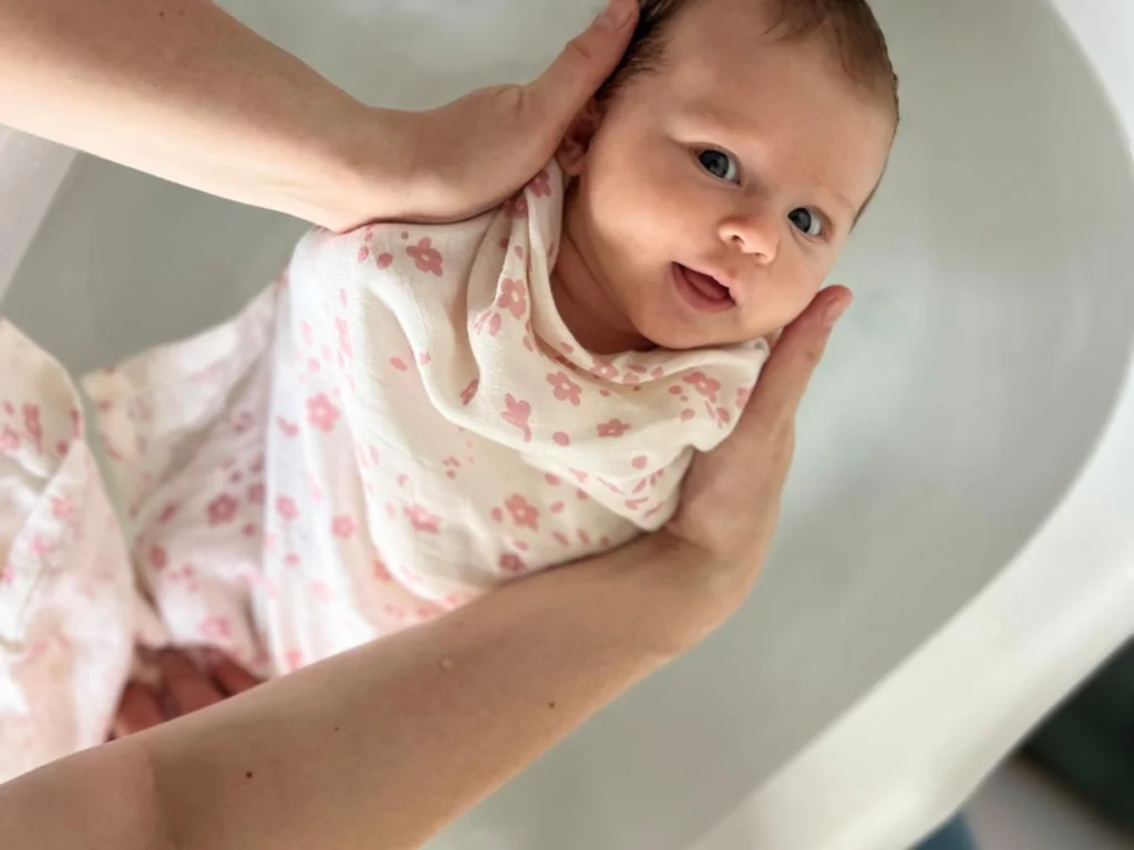 Bébé après le bain, peau à peau